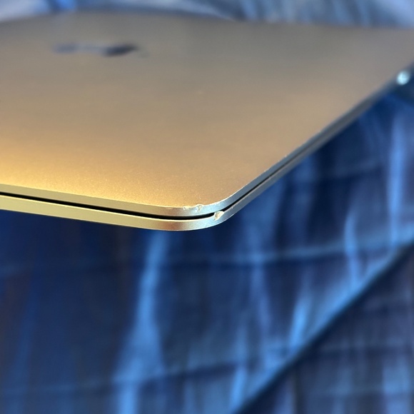 Apple MacBook Air 2018 with Black and Silver Design - Picture 6 of 8